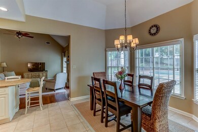 In addition, this kitchen offers a sunny breakfast