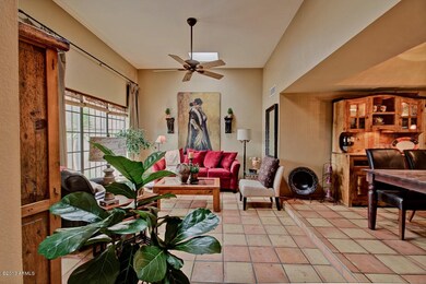 Comfortable Living Room with 9' ceiling