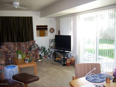 Spacious Arizona Room w/Ceiling Fan!