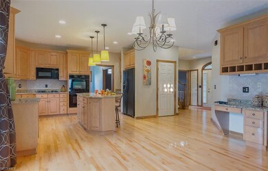 Large Entertainer's Dream Kitchen! Granite Tops, B