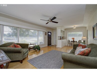 Living Room/Entrance