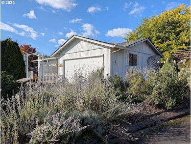 311 SW Jasmine Ct, McMinnville, OR 97128 - photo 3