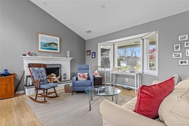 Living Room w Fireplace