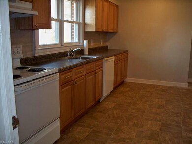 Large eat in kitchen perfect for family gatherings