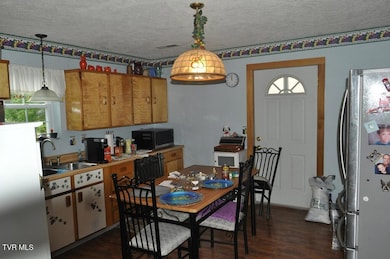 Cozy Dining Room and kitchen!