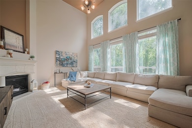 Soaring 2-story livingroom with vaulted ceilings,