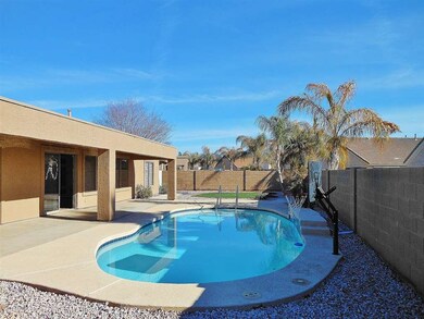 6 Large Pool with Railing!