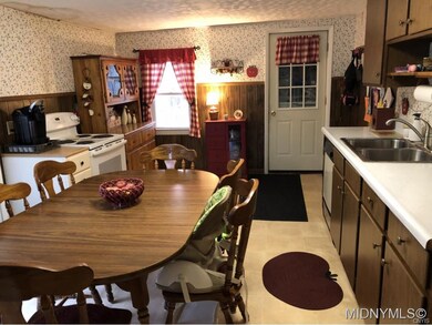Large Eat-in Kitchen