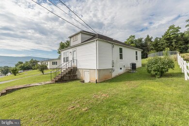 755 Ash St, Strasburg, VA 22657 - photo 3