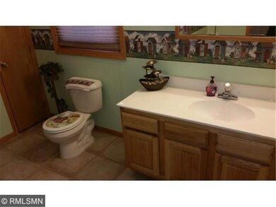 Main floor full bathroom with tub/shower.