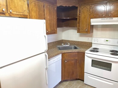 4 Hallmark Gardens unit 6, Burlington, MA 01803 - photo 3