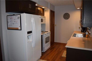 1011 N 8th Ave E, Newton, IA 50208 - photo 2