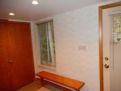 Entry/Foyer.