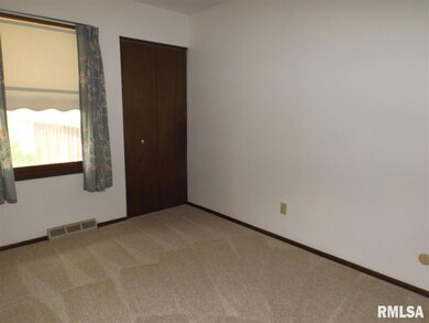2924 W 66th St, Davenport, IA 52806 - photo 5