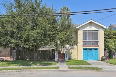 Beautiful Oak tree in the front yard provides plenty of shade in the Nola sun