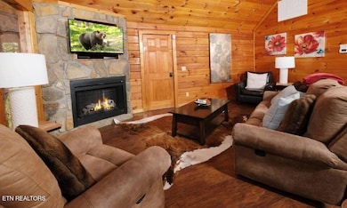 pigeon-forge-cabin-splash-of-romance-liv