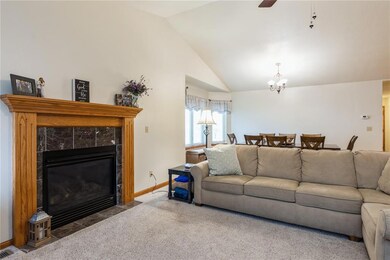 701 Rosedale Dr unit 17A, Center Point, IA 52213 - photo 4