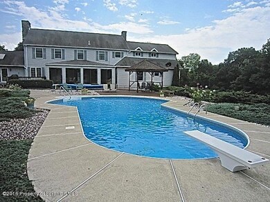 255 Gwen Elaine Ln, Falls, PA 18615 - photo 2