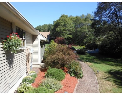 266 Palisades Cir, Stoughton, MA 02072 - photo 5