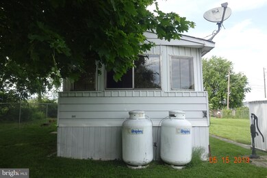 864 Hillcrest Ave, Chambersburg, PA 17202 - photo 5