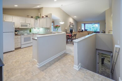 222 Round Hill Rd-102