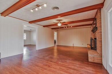 2115 65th St - Living 2