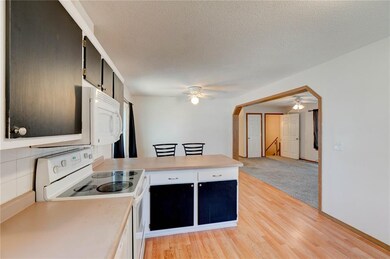 1053 10th Ave SE, Cedar Rapids, IA 52401 - photo 2