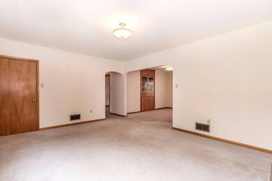 181 Center St 010