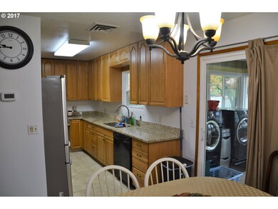 808 E 19th St, the Dalles, OR 97058 - photo 7