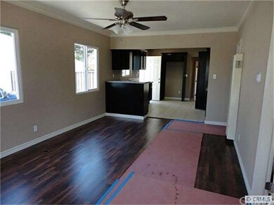 ENTRANCE LIVING ROOM PIC.2