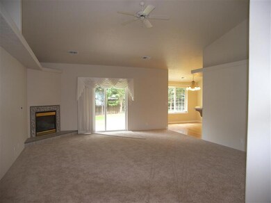 2719 SW Garden Meadow Dr, Grants Pass, OR 97527 - photo 4