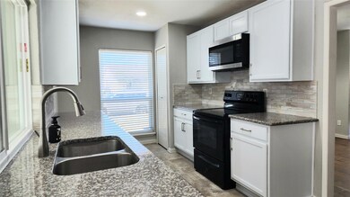 Gorgeous Kitchen with Granite Countertops, built-i