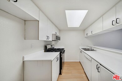 870 Crenshaw Blvd unit 204, Los Angeles, CA 90005 - photo 4