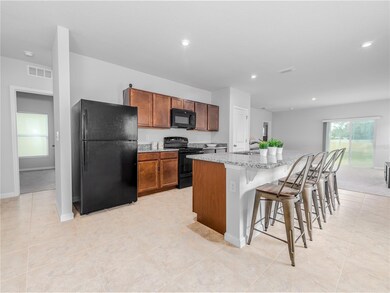 Split floor plan w/2 bedrooms to the left