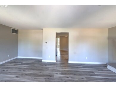 Living Room/Entrance