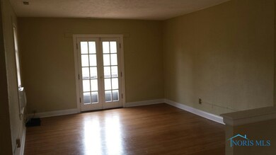 Upper Living Room - Doors lead to deck