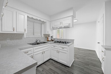 10302 Southport Dr, Houston, TX 77089 - photo 3