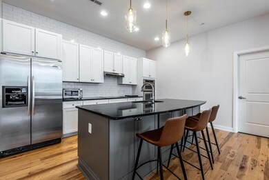 Kitchen with Island/Eat-iin