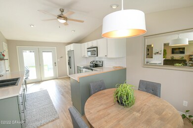 1211 S 19th St, Grand Forks, ND 58201 - photo 4