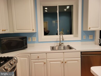 2370 Woodland Pond Ln, Herndon, VA 20171 - photo 3