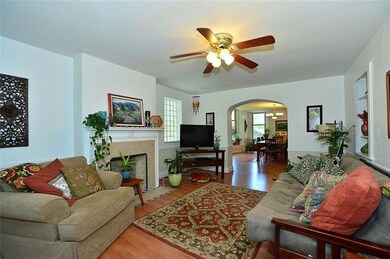 Apartment 1 - Living room with decorative fireplac