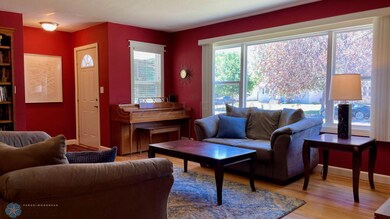 (6) Living Room