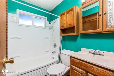 16-Upstairs Bath-DW-2433