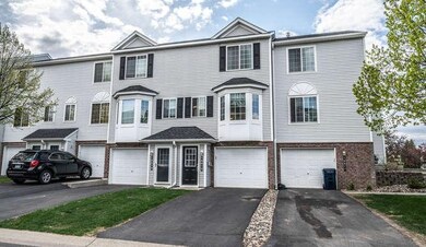 15513 Float Ln Apple Valley MN-small-005-011-Front