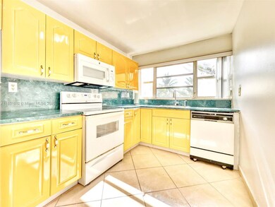 942 NE 199th St unit 302, Miami, FL 33179 - photo 6