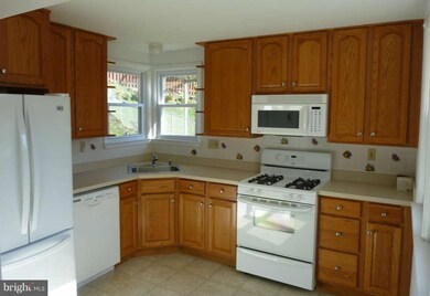 6804 Collinsdale Rd, Parkville, MD 21234 - photo 7