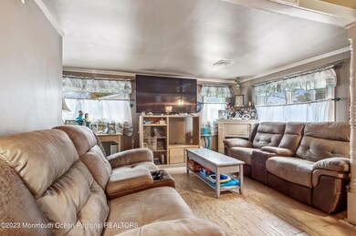 05_903BeachBlvd_10001_LivingRoom_HiRes