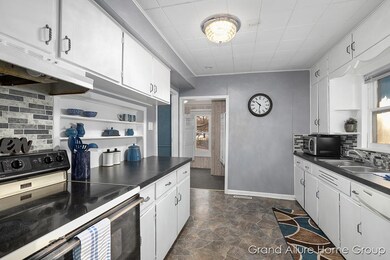 637 W Superior St, Wayland, MI 49348 - photo 2