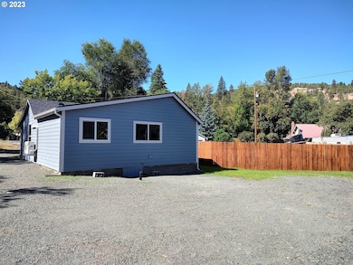 211 1/2 S Washington St, Canyon City, OR 97820 - photo 4