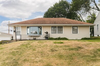 2230 Chandler St SW, Cedar Rapids, IA 52404 - photo 2